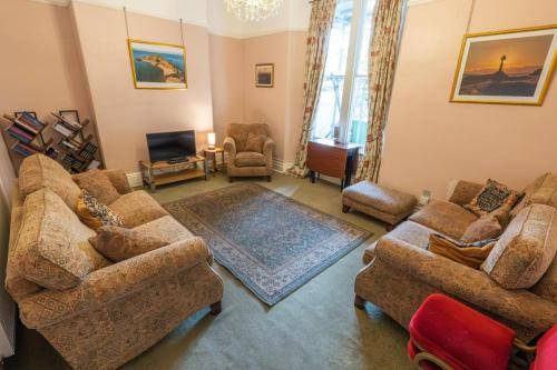 Back-Sitting-Room
